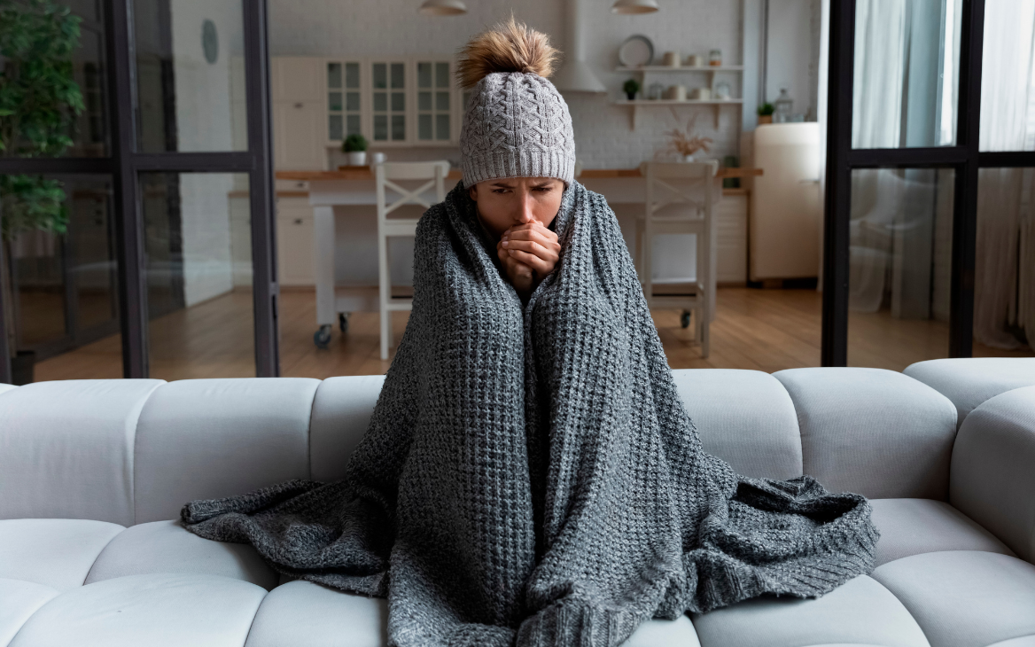 vrouw op bank die het koud heeft hvac systeem 