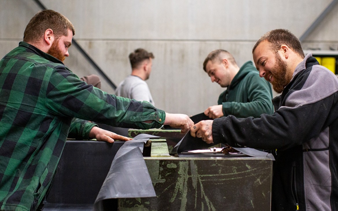 mannen opleiding EPDM duurzame dakbedekking